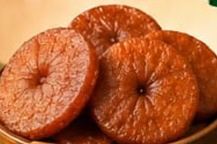 கிண்ணத்தில் அடர் பழுப்பு நிற அதிரசம்