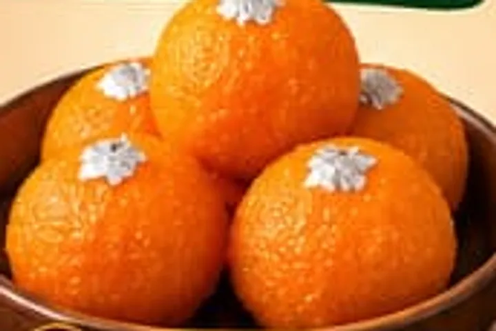 வெள்ளி இலை அலங்காரத்துடன் ஆரஞ்சு நிற மோத்தி லட்டுகள்